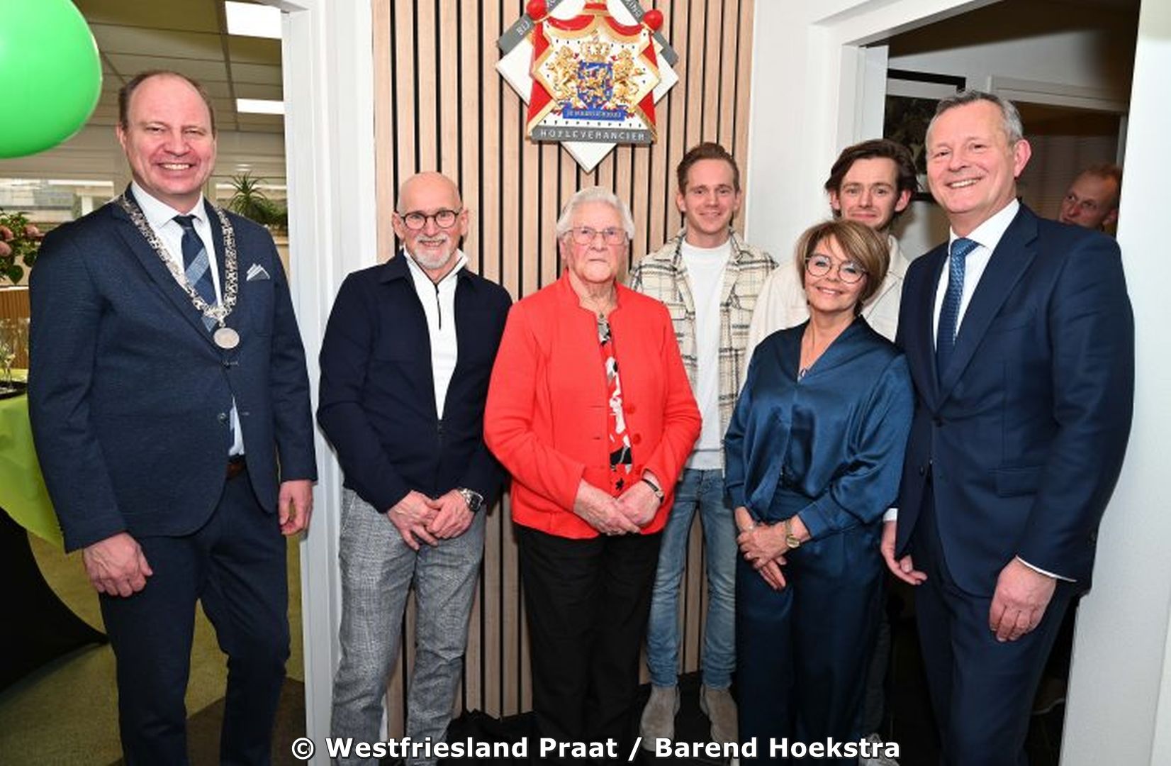Uitreiking predicaat hofleverancier aan Transportbedrijf Van Straalen in Hoogkarspel