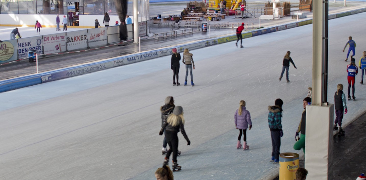 Schaatsers van regionale ijsclubs op de ijsbaan in Hoorn tijdens een avondopenstelling