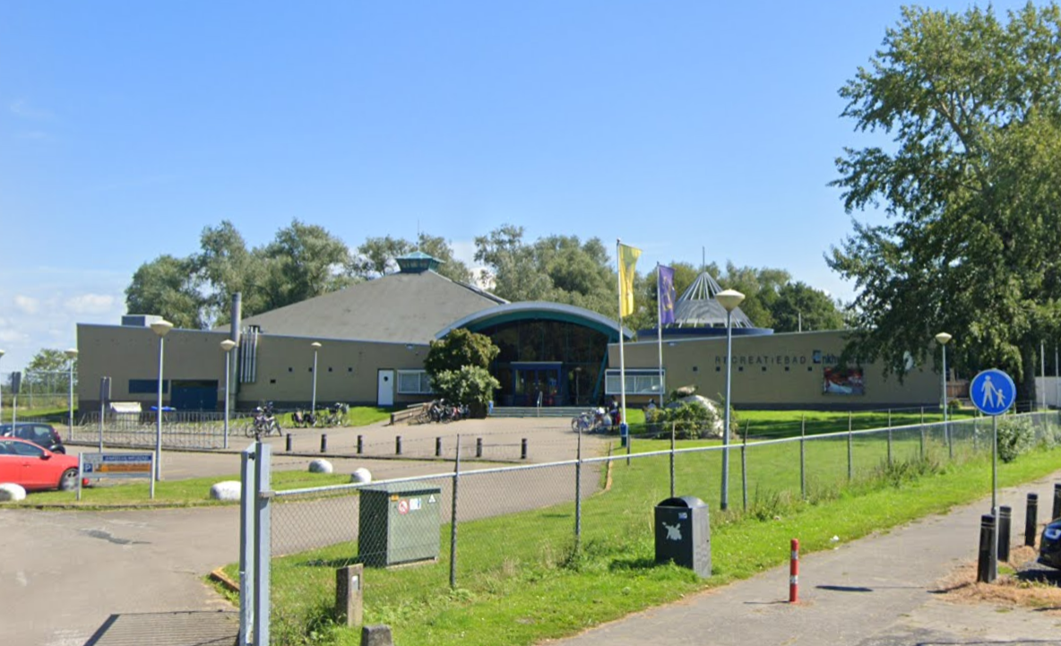Kaart van het gebied rondom het zwembad in Enkhuizen met aangrenzende gronden.