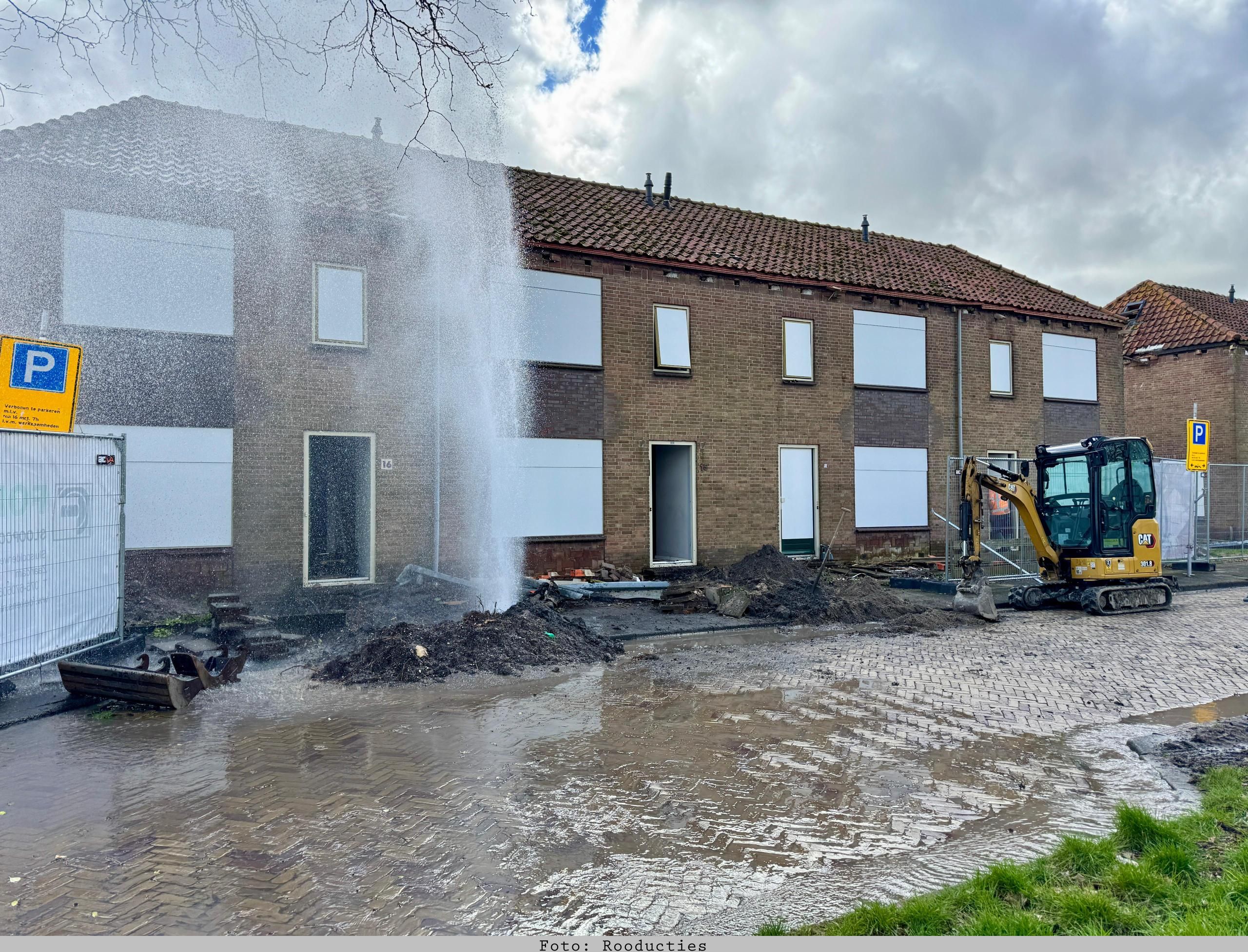 Hulpdiensten en werkzaamheden in de Bloemenbuurt in Enkhuizen bij leegstaande woningen en een gesprongen waterleiding