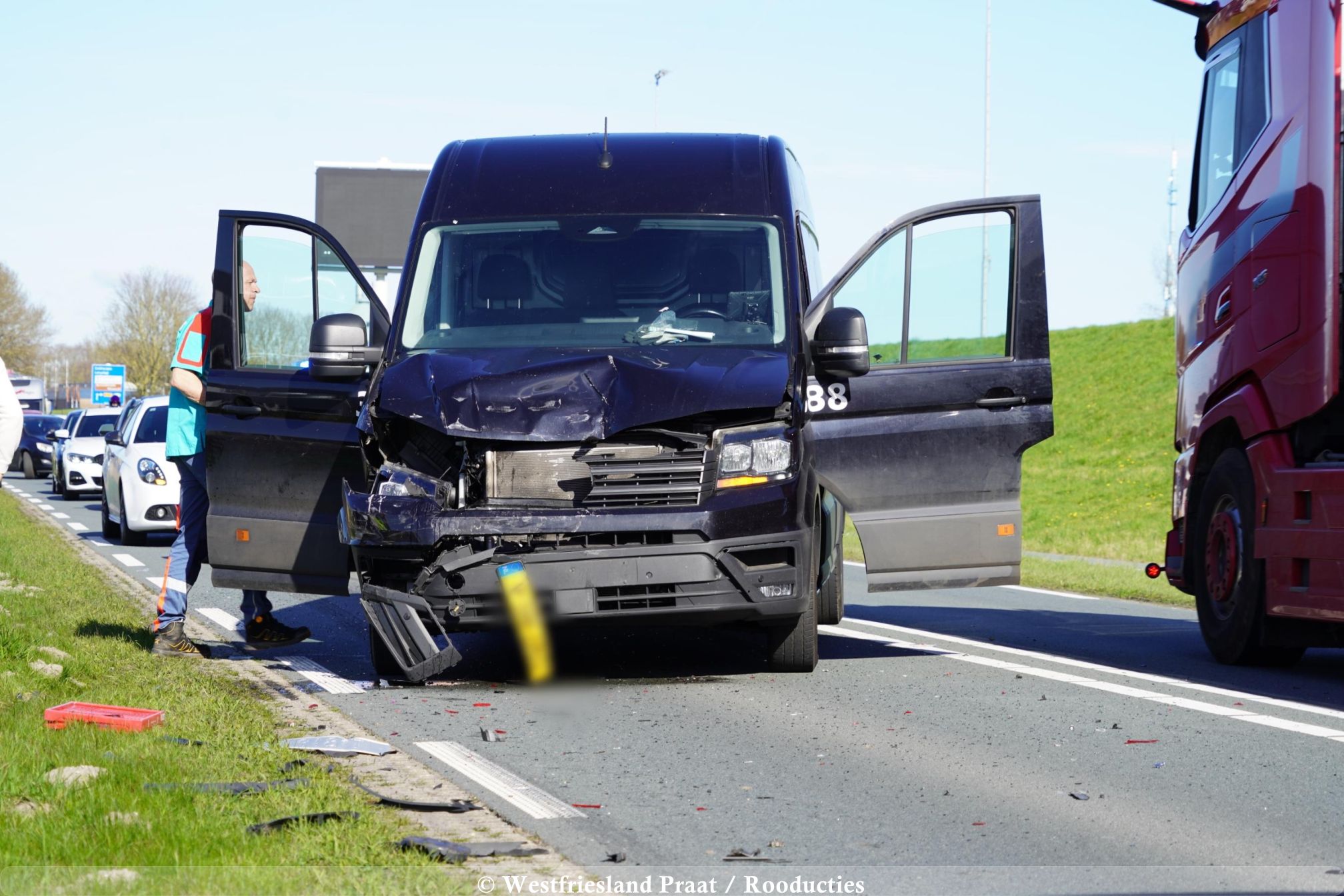 Hulpdiensten bij een auto te water na een botsing op de N307 bij Enkhuizen