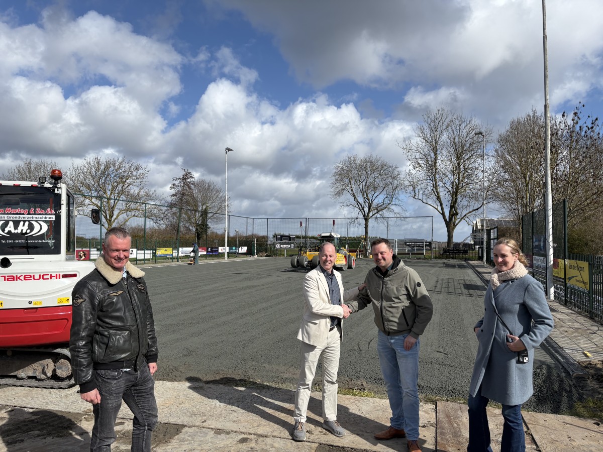 Werkzaamheden aan het handbalveld van DTS’48 tijdens de renovatie in maart 2026