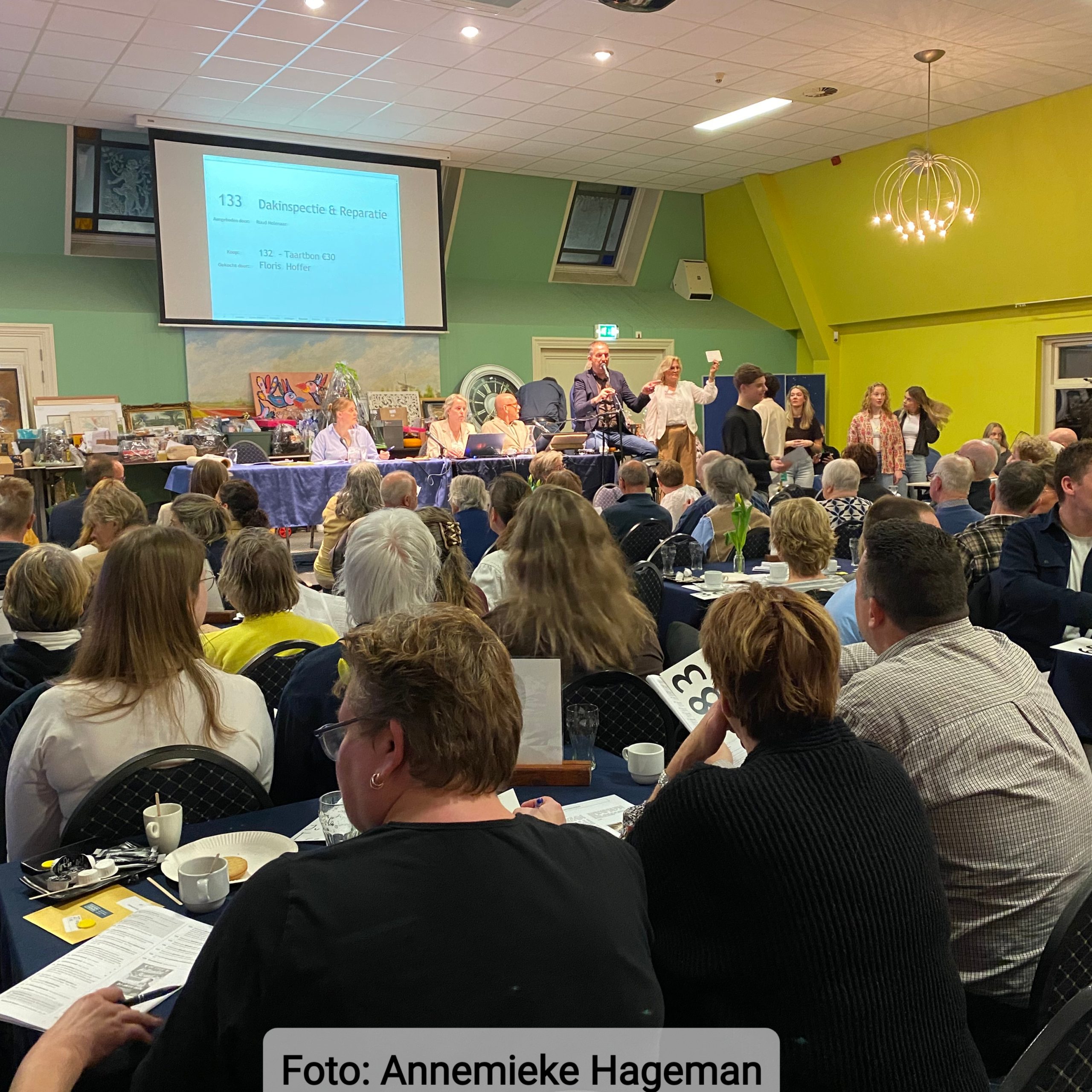 Drukte tijdens de succesvolle Gemeenschapsveiling Bovenkarspel in restaurant Mizo.