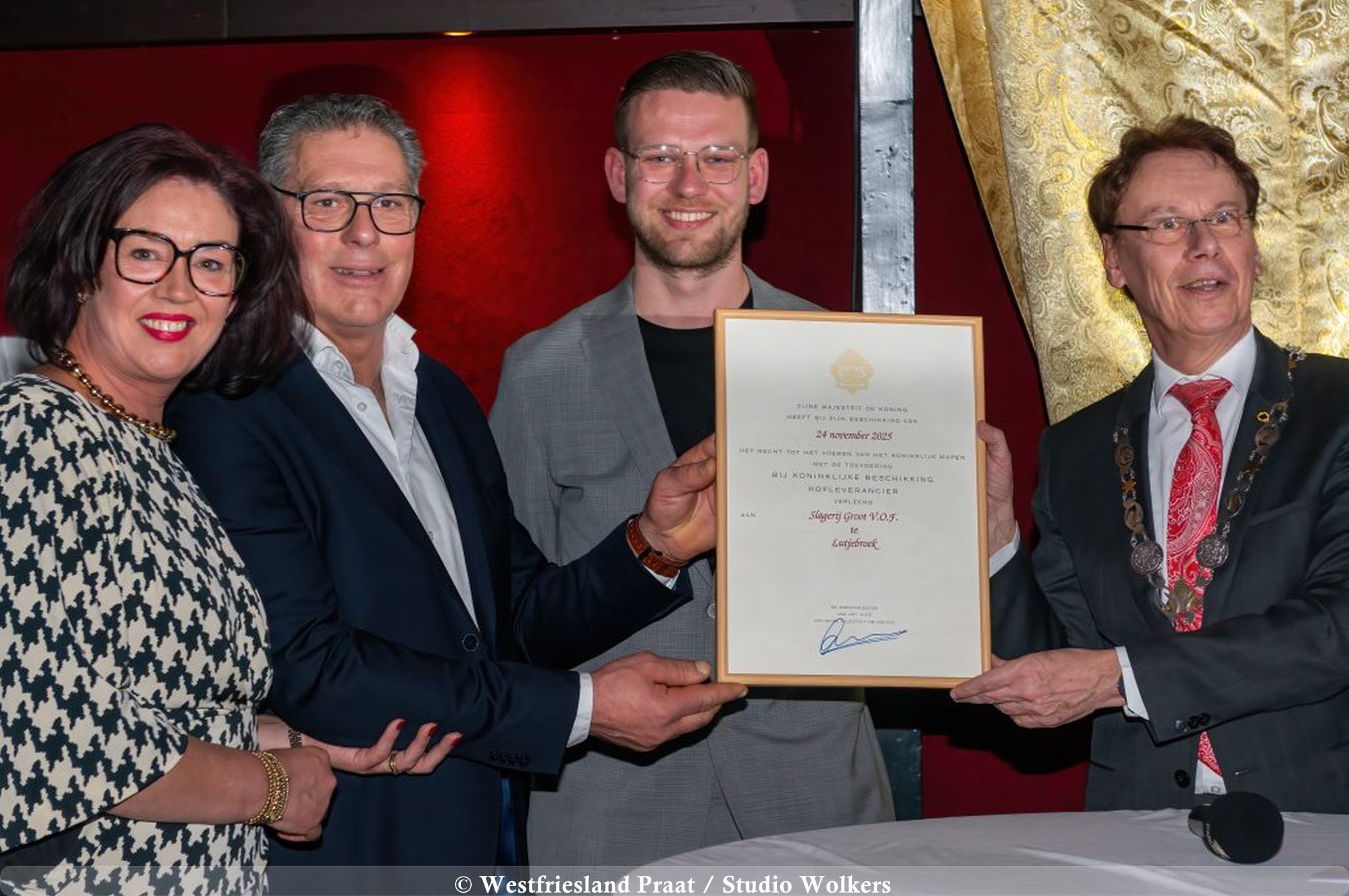 Burgemeester Ronald Wortelboer reikt het predicaat Hofleverancier uit aan Slagerij Groot tijdens het 100-jarig jubileum.