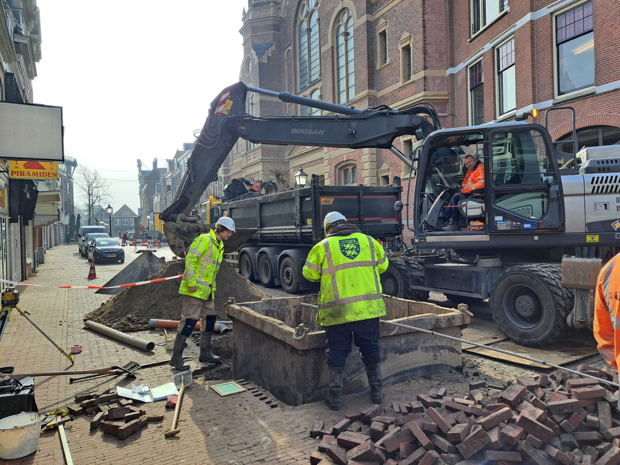 Werkzaamheden voor het plaatsen van een ondergrondse afvalcontainer in de binnenstad van Hoorn