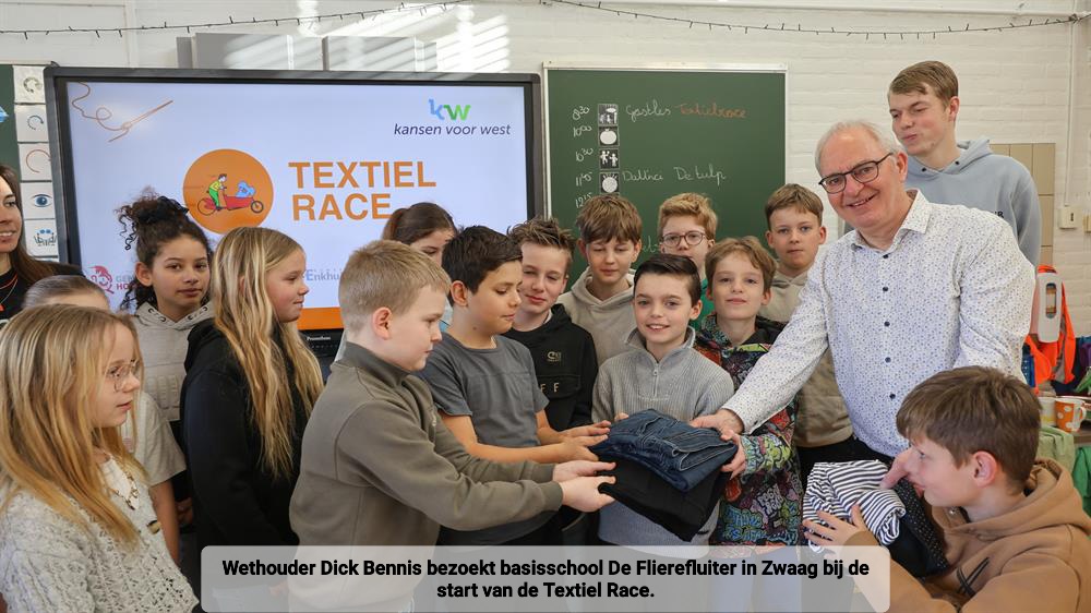 Wethouder Dick Bennis bezoekt basisschool De Flierefluiter in Zwaag bij de start van de Textiel Race.