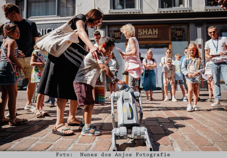 Bezoekers lopen door de binnenstad van Enkhuizen tijdens wetenschapsfestival Expeditie NEXT