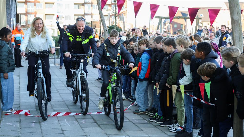 Start van het project ‘Op voeten en fietsen naar school’ op basisschool Socrates in Zwaag met wethouder René Assendelft en leerlingen.