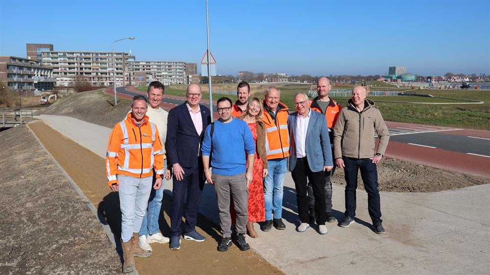 Nieuwe fiets- en wandelverbinding met brug en trap bij dijkopgang Grote Waal richting Westerdijk en stadsstrand Hoorn.