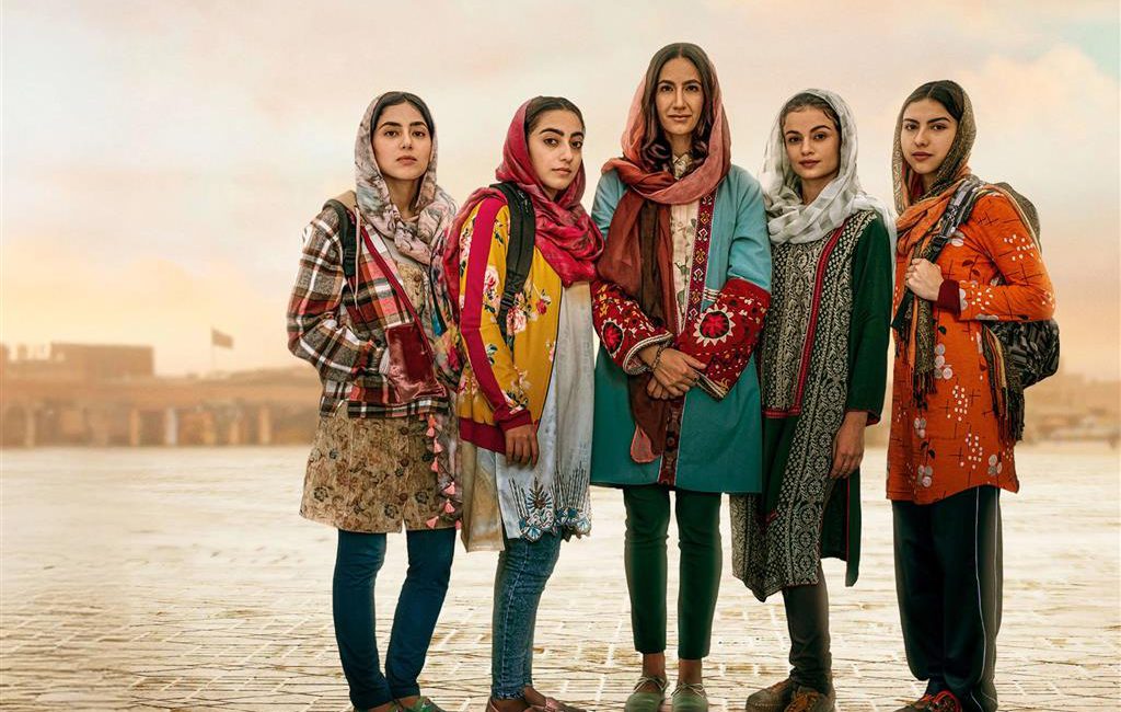 Still uit de film Rule Breakers over Afghaanse meisjes die deelnemen aan een internationale wetenschapswedstrijd.