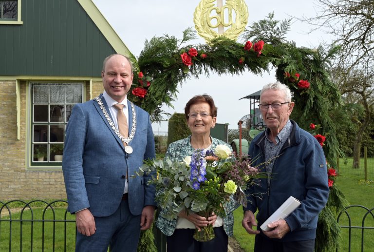 Tijdens het bezoek sprak de burgemeester hen toe en overhandigde hij een prachtige bos bloemen namens de gemeente.