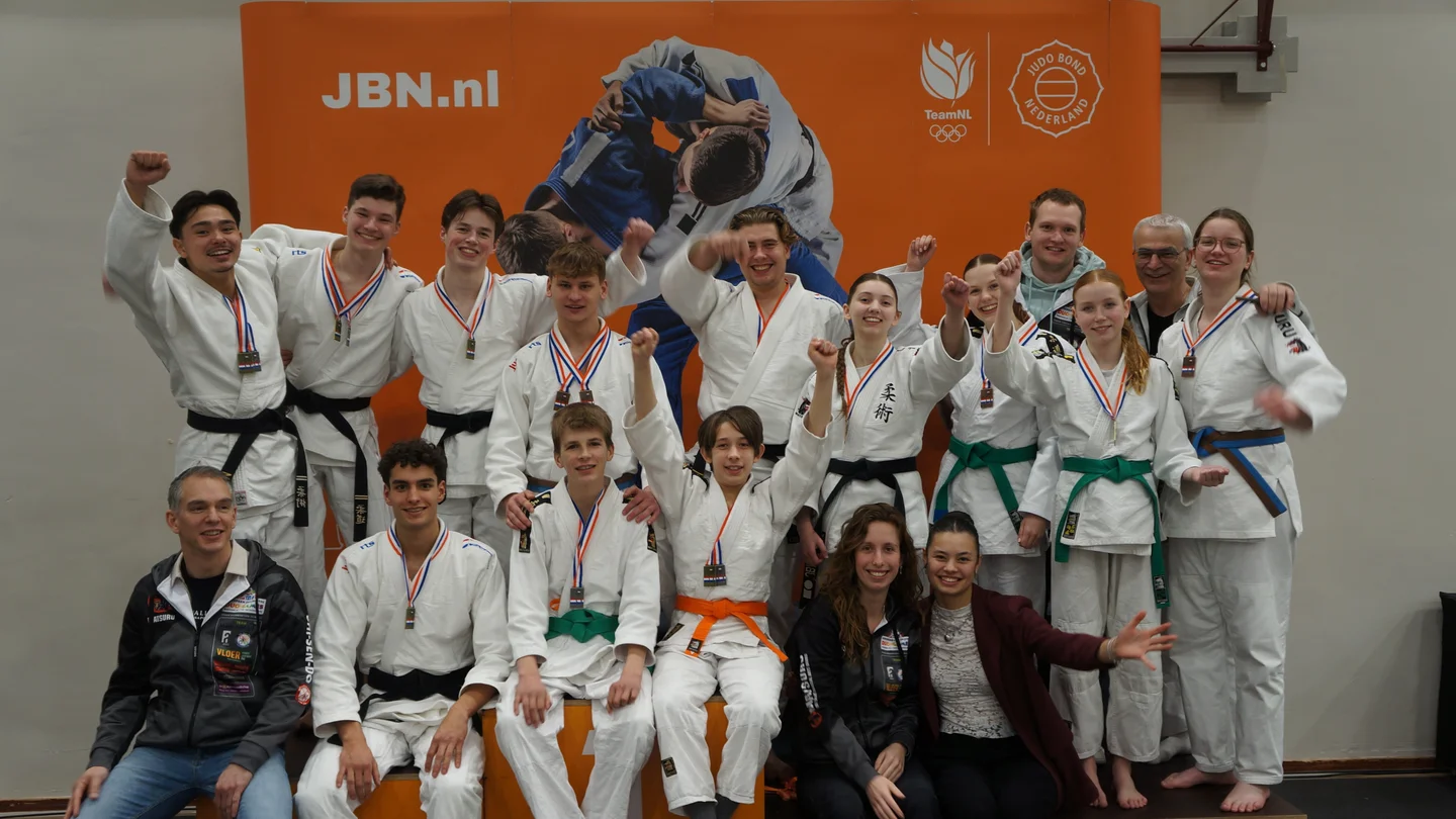 Atleten van Budoschool Takken uit Opperdoes met medailles na Jiu Jitsu-wedstrijden