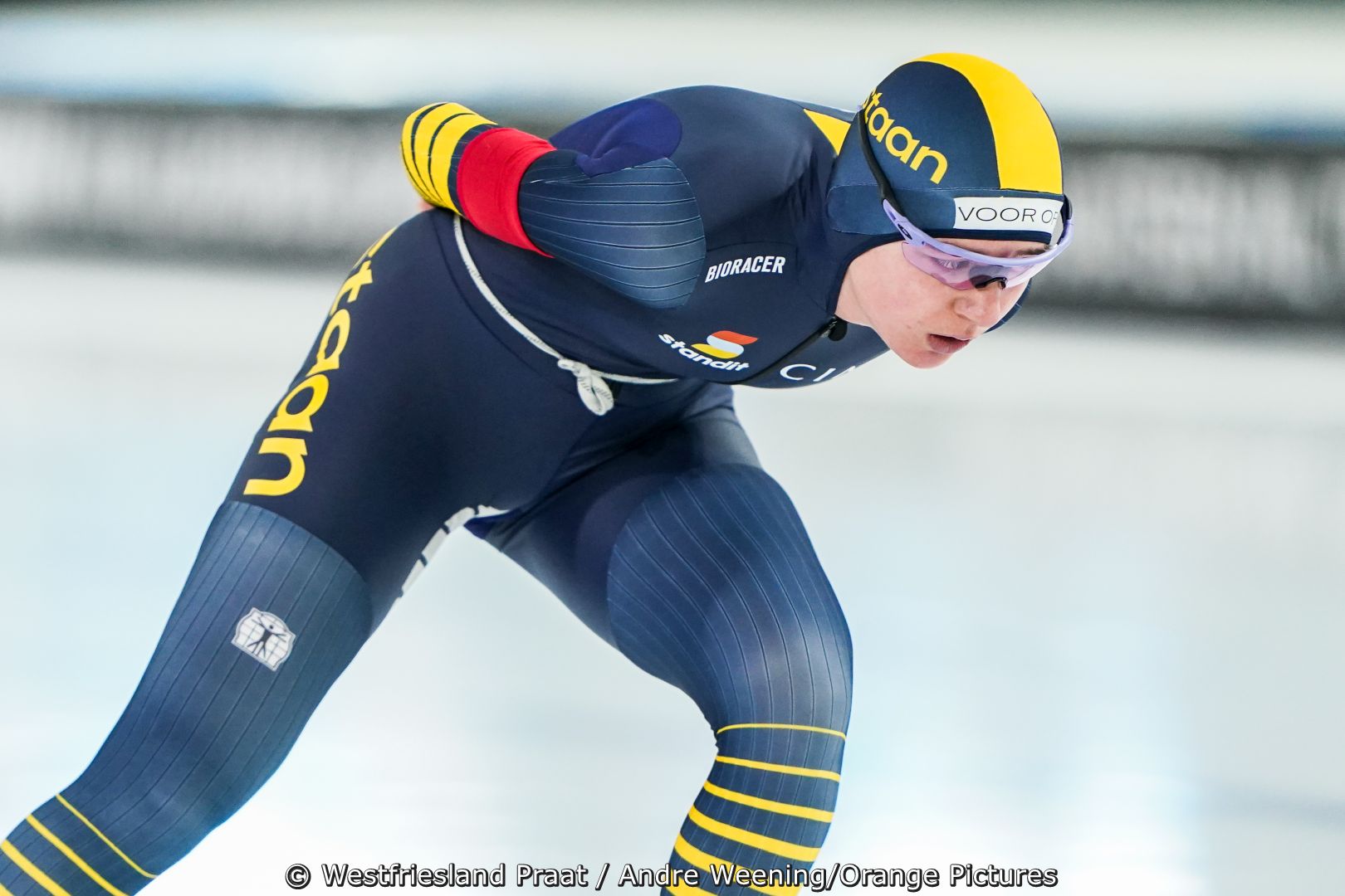 Evelien Vijn rijdt de 5000 meter op het NK Allround met de tekst ‘voor opa’ op haar schaatspak.