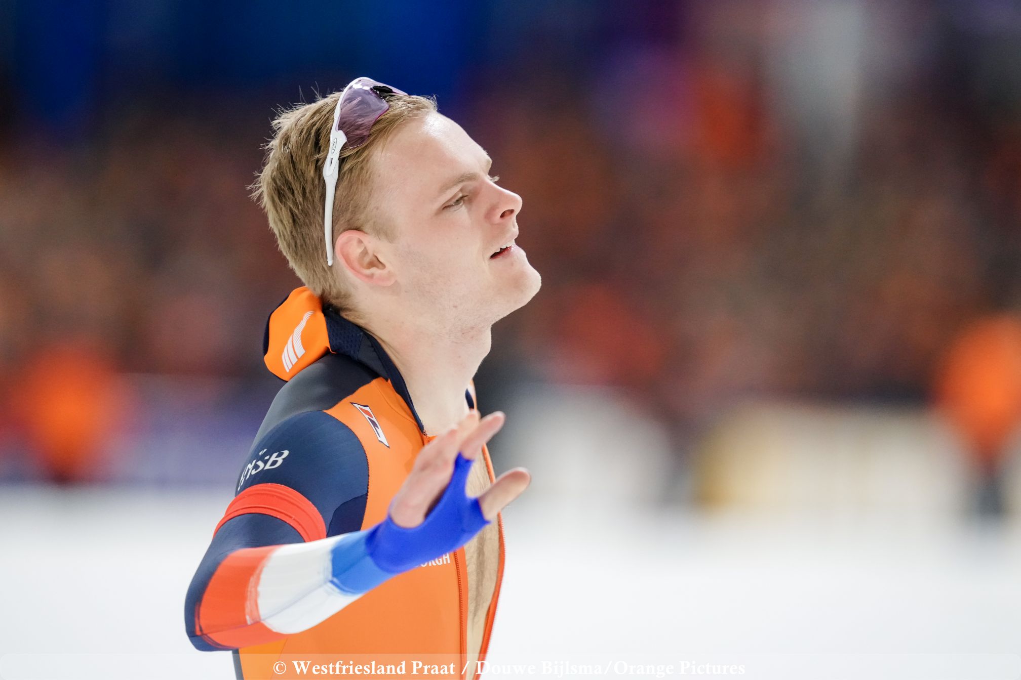 Janno Botman na zijn val tijdens de 1000 meter op het WK Sprint in Thialf.
