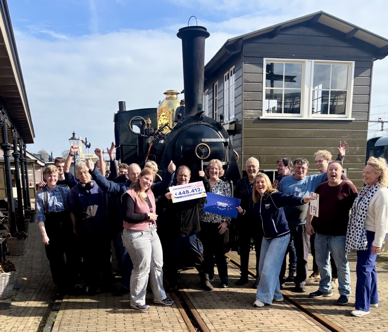 Een stoomtram van de Museumstoomtram Hoorn-Medemblik rijdt over het historische traject tussen Hoorn en Medemblik.