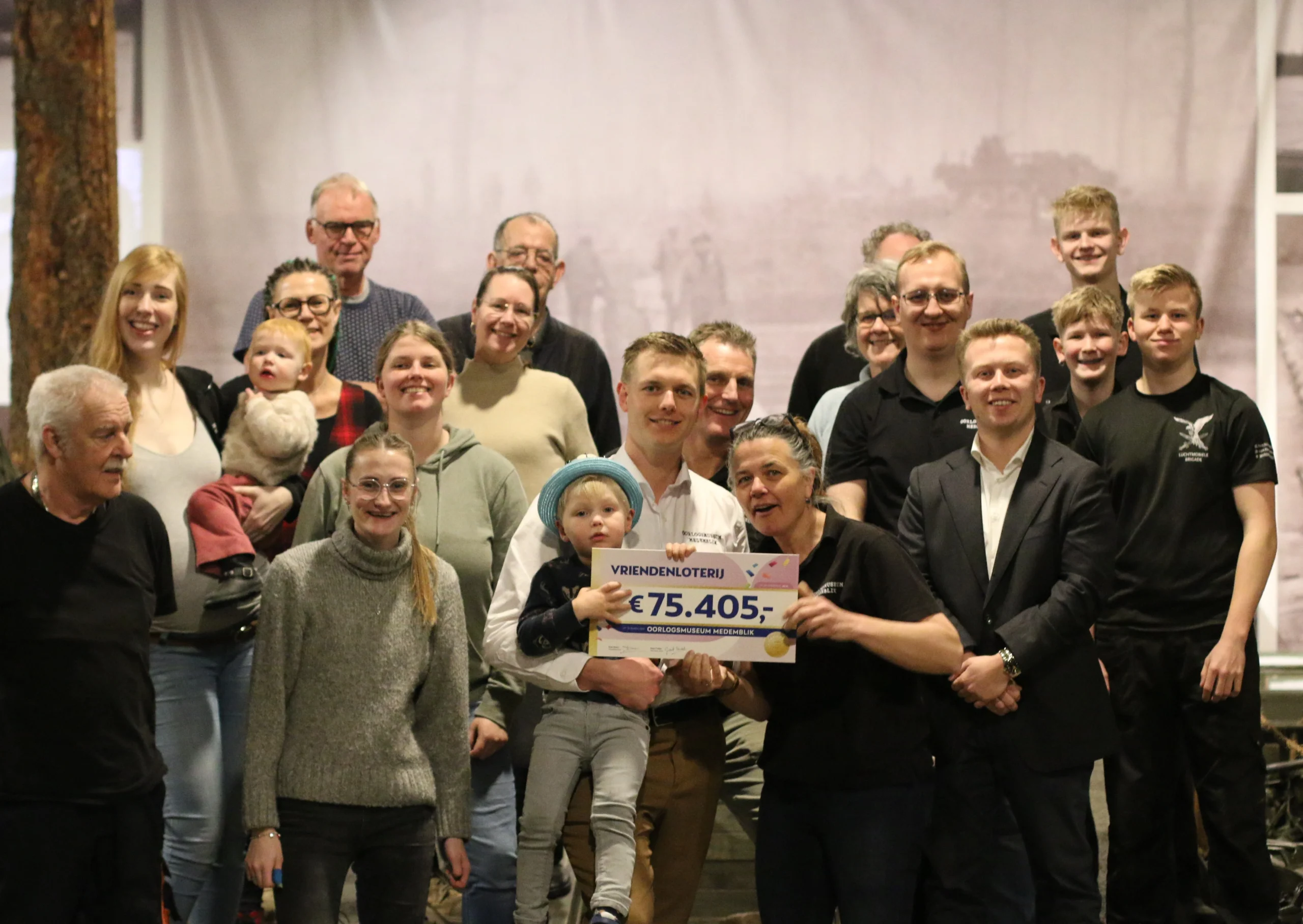 Overhandiging van de cheque van €75.405 aan Oorlogsmuseum Medemblik door de VriendenLoterij