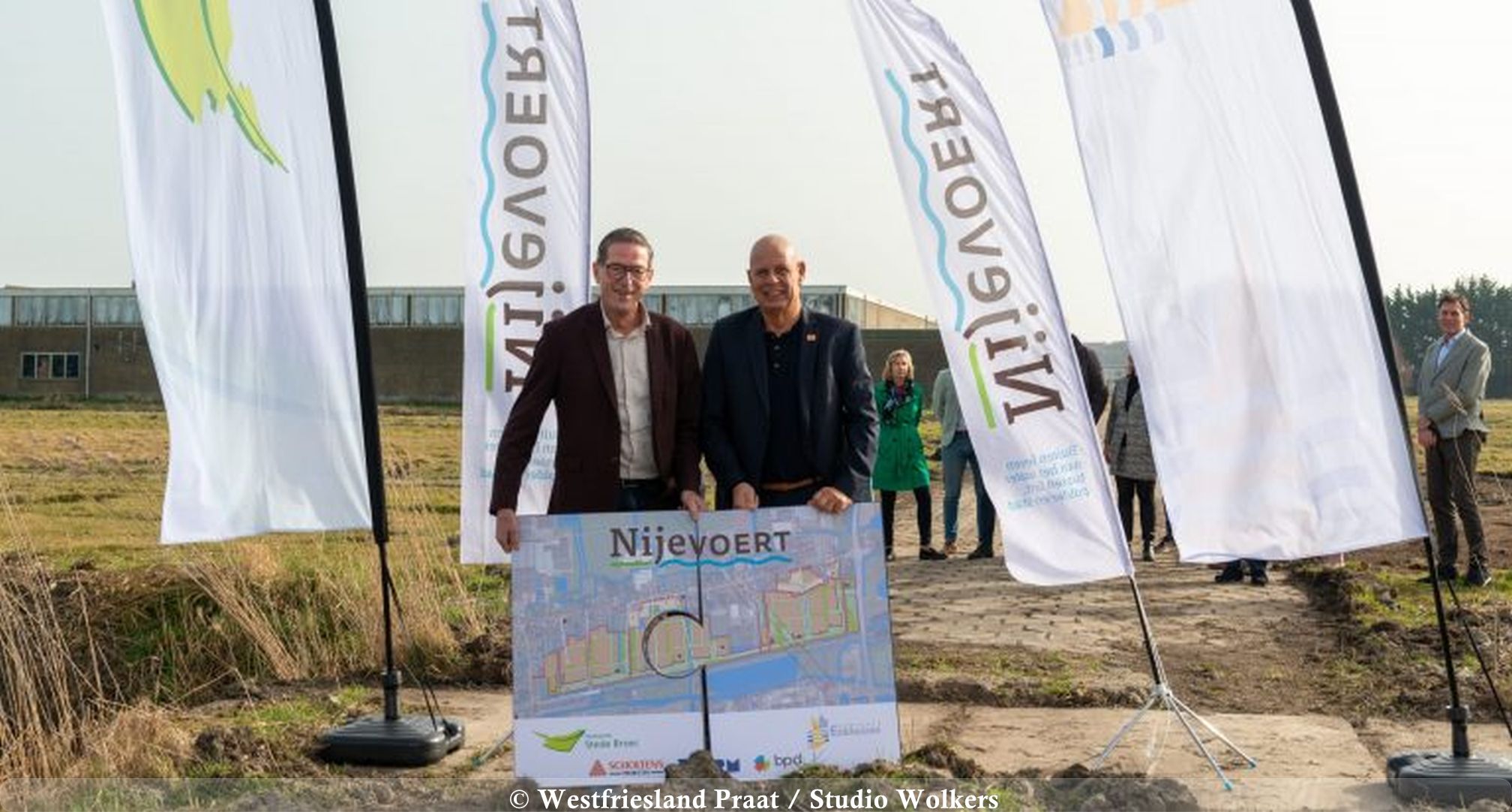 Wethouders van Enkhuizen en Stede Broec leggen puzzelstukken samen bij start volgende fase woningbouwplan Nijevoert