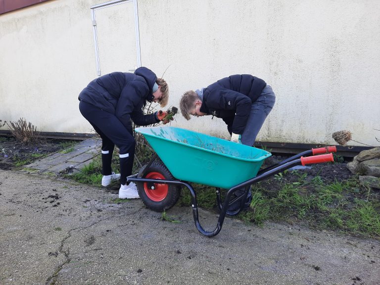 Scholieren uit Westfriesland helpen vrijwilligerswerk doen tijdens NLdoet