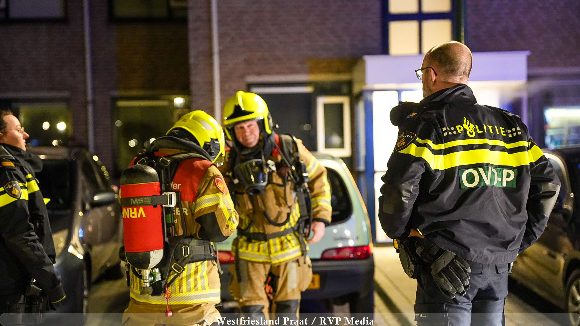 Brandweer en ambulance bij een appartementbrand aan De Huesmolen in Hoorn in de nacht van vrijdag op zaterdag