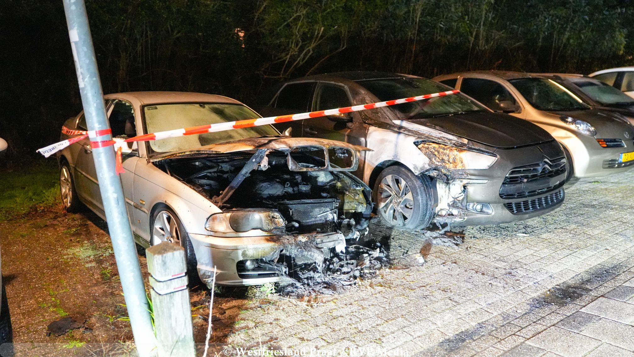 Brandweer blust twee uitgebrande auto's in de wijk Kersenboogerd in Hoorn