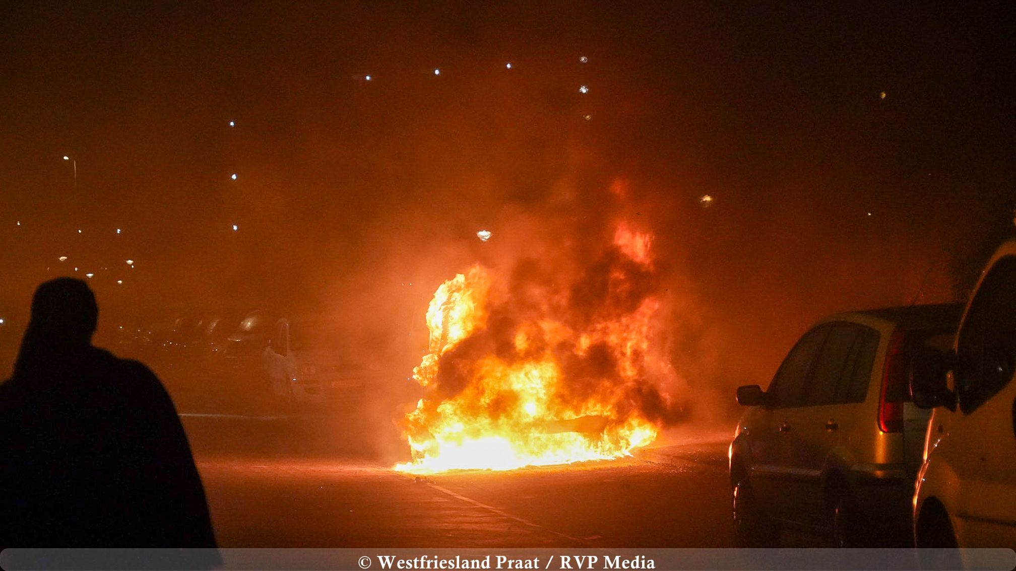 Uitgebrande bestelbus na een nachtelijke explosie en brand in Hoorn