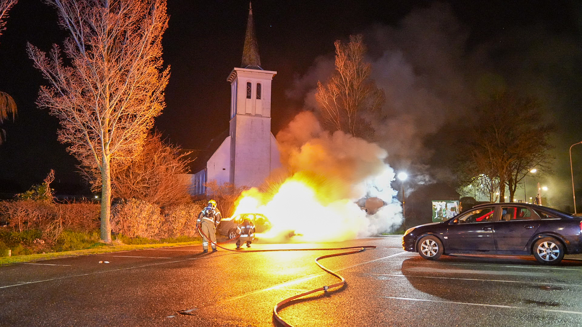 Auto’s branden volledig uit op parkeerplaats in Hauwert
