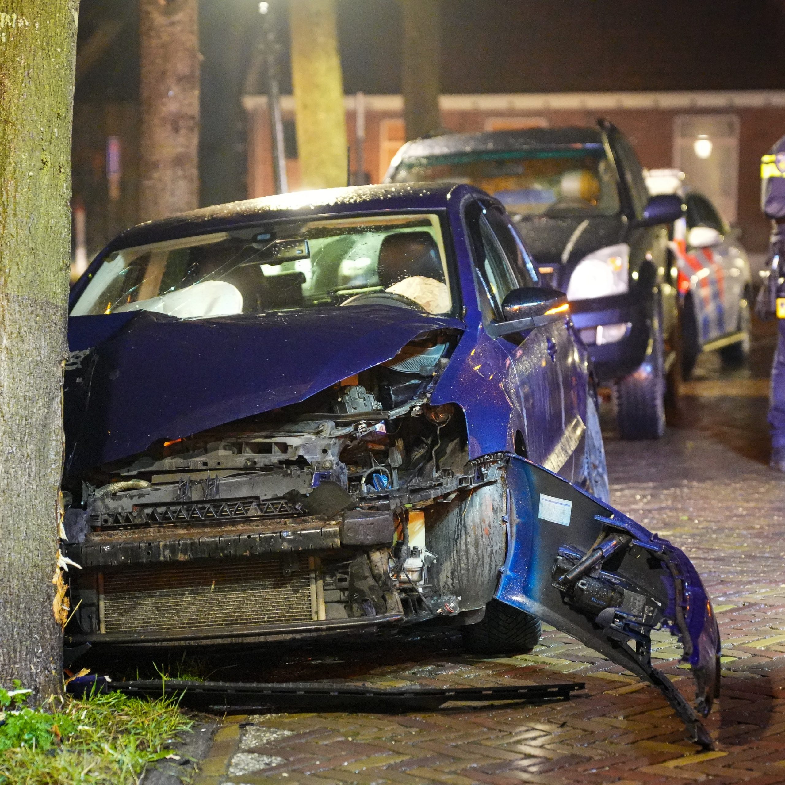 Auto botst tegen boom op Dorpsweg in Twisk