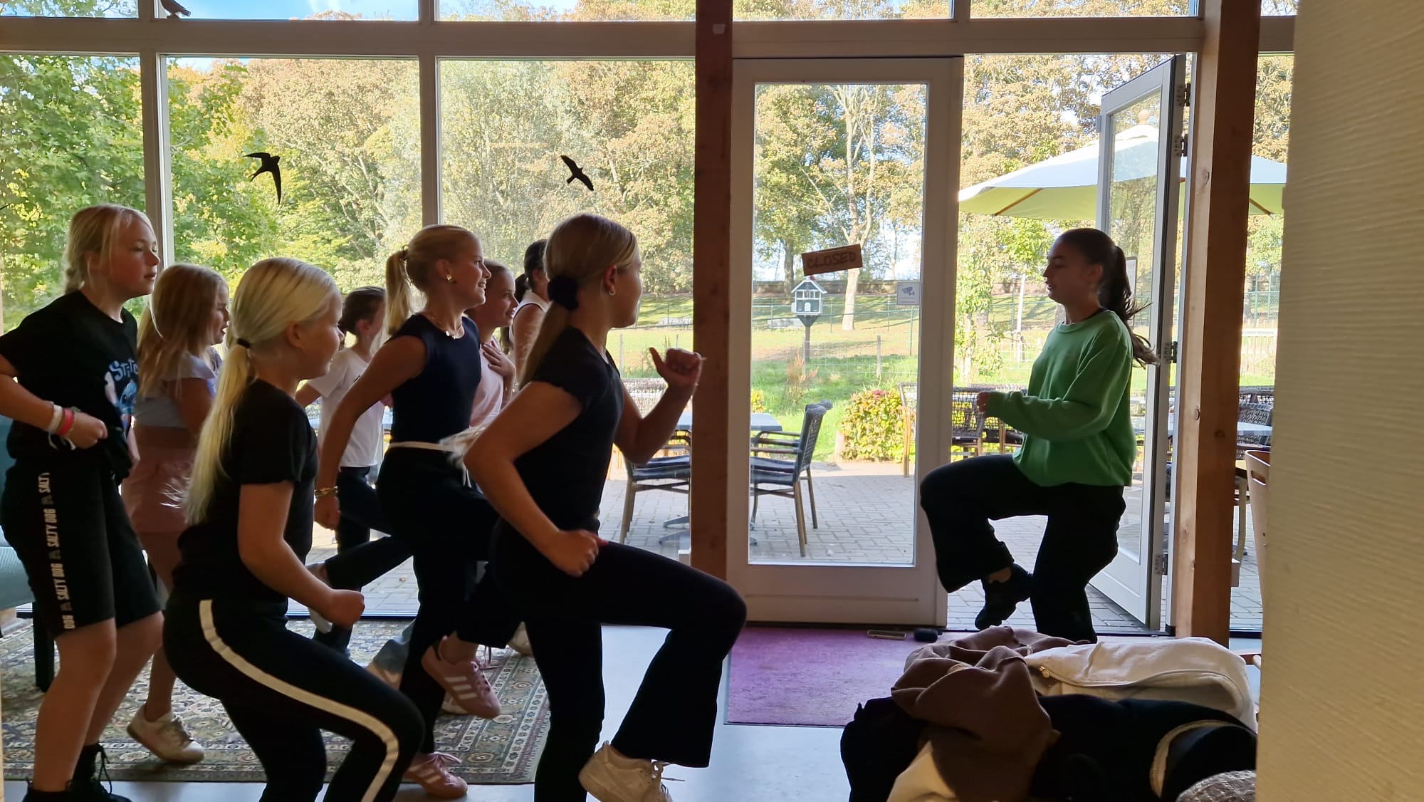 Kinderen nemen deel aan een buitenactiviteit bij Hertenkamp Enkhuizen tijdens de meivakantie