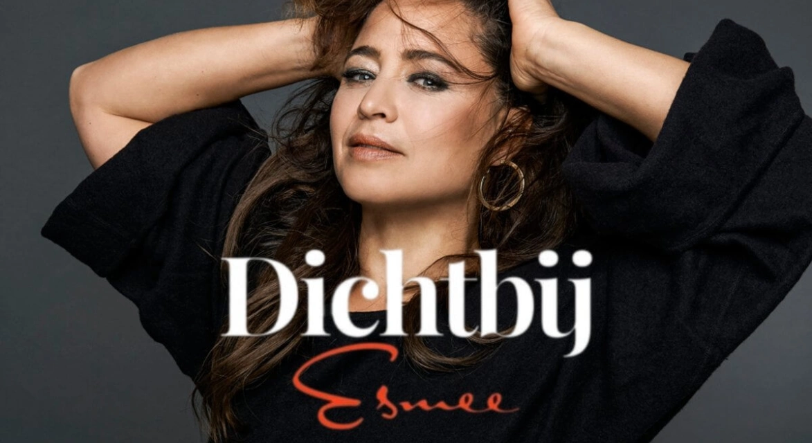 Esmee de la Bretoniere tijdens de voorstelling Dichtbij in Theater Het Pakhuis in Hoorn