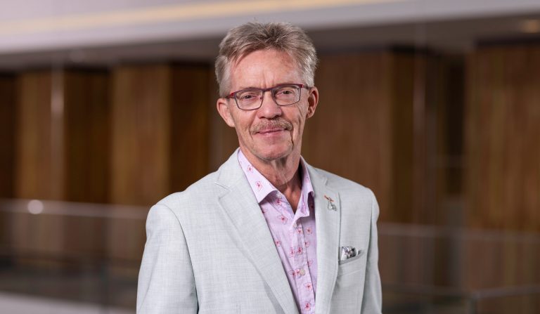 Wethouder Sjon Wagenaar tijdens een raadsvergadering in Drechterland