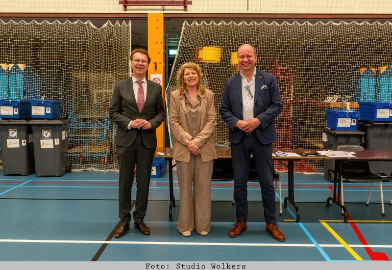 Vrijwilligers tellen stemmen in sporthal De Drecht in Enkhuizen na het startsein van de burgemeesters.