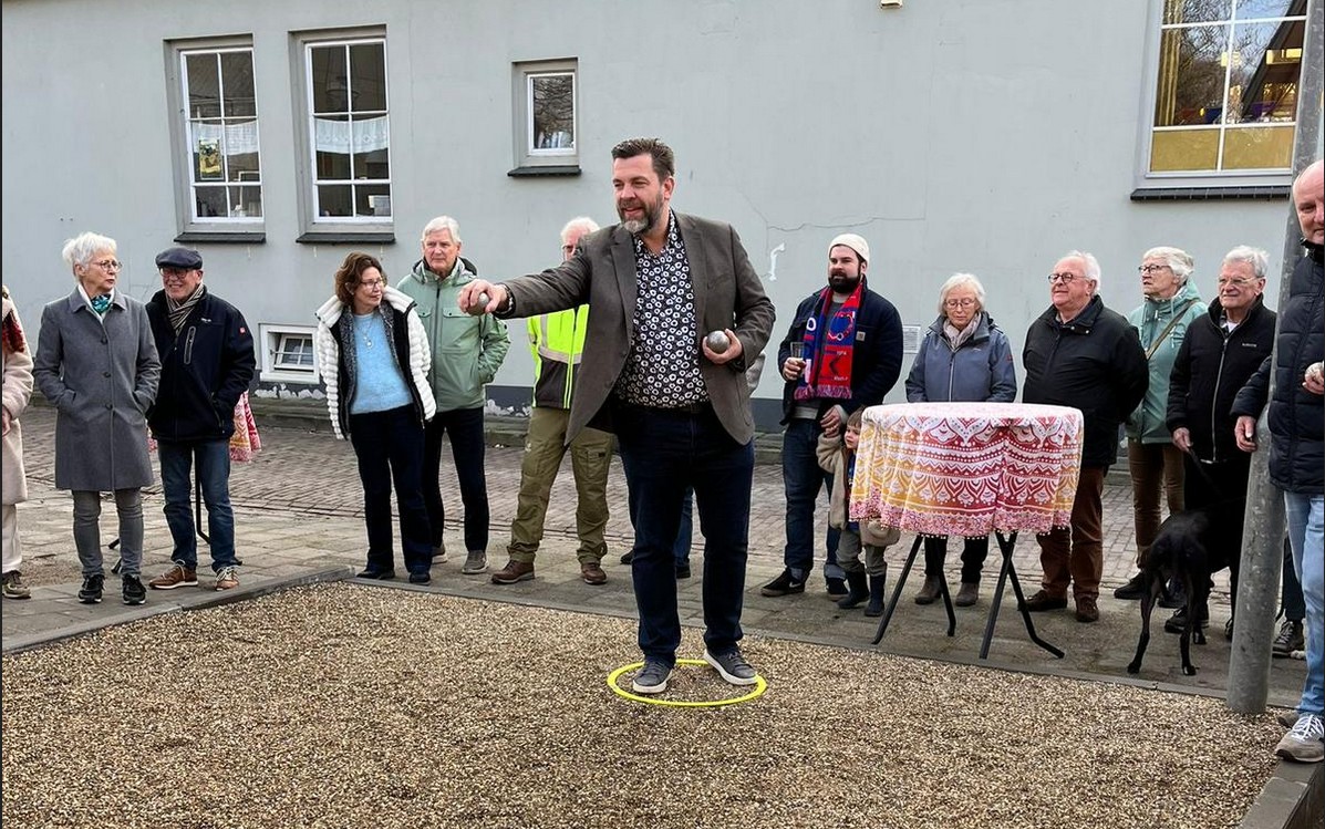 Wethouder Medemblik opent nieuwe jeu de boulebaan in Twisk