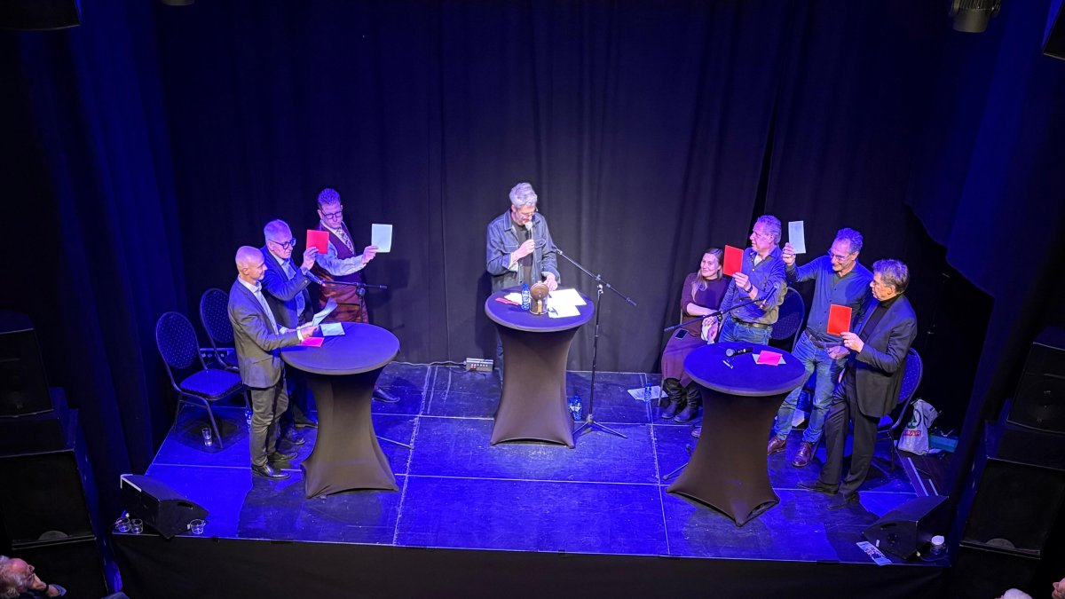 Een volle zaal tijdens het verkiezingsdebat in Pardoes in Opmeer met lijsttrekkers op het podium en publiek in debat.