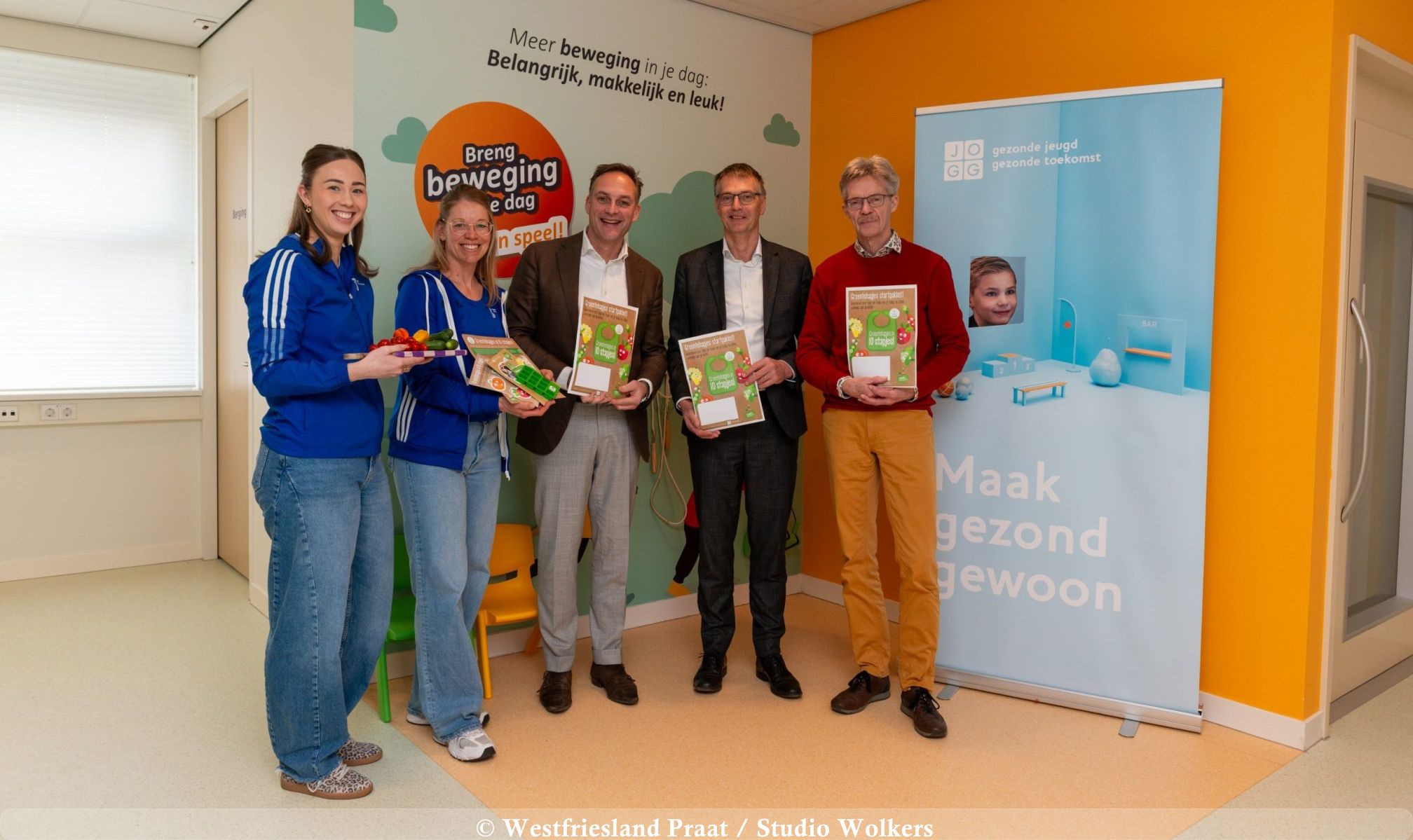 Wethouders reiken eerste pakket Groentehapjes in 10 stapjes uit aan GGD Hollands Noorden