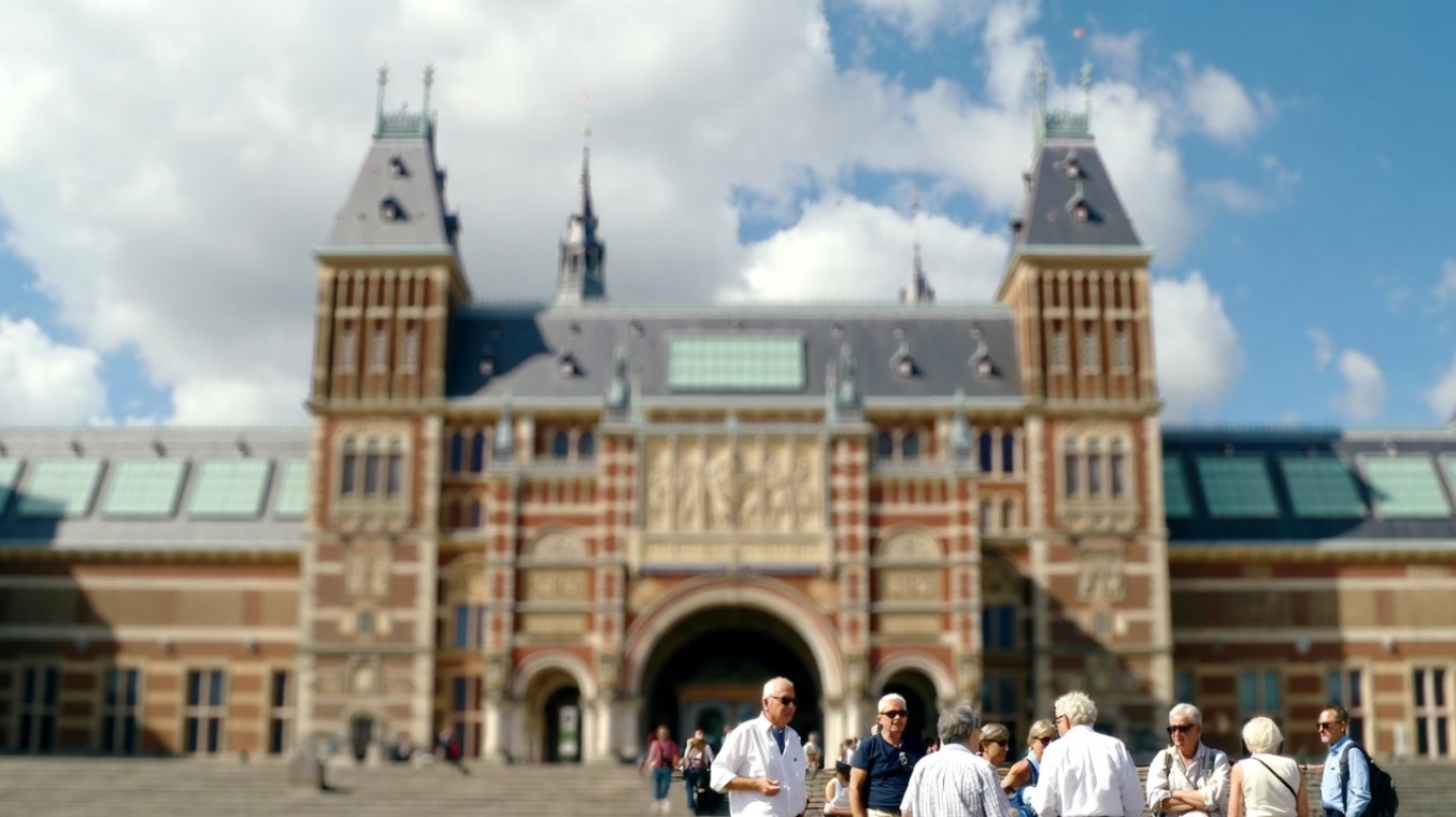 Groep senioren bezoekt culturele tentoonstelling Metamorfosen in het Rijksmuseum Amsterdam