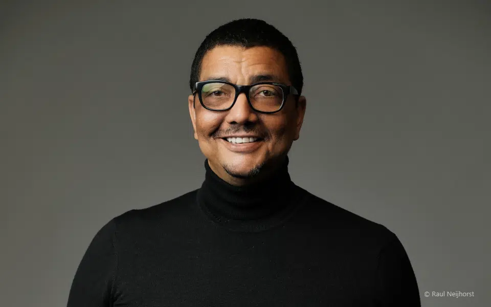 Cabaretier Jörgen Raymann op het podium tijdens een theatervoorstelling.