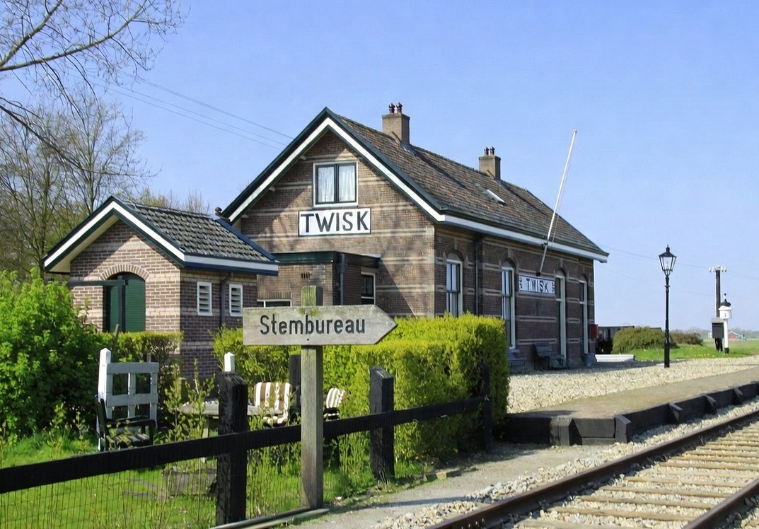 Station van de Museumstoomtram in Medemblik als tijdelijke stemlocatie tijdens verkiezingen