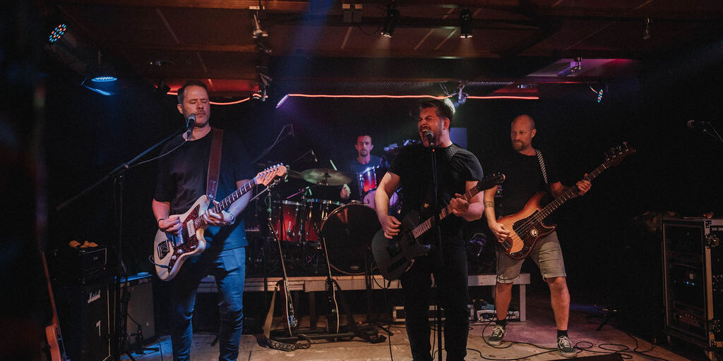 Bezoekers genieten van een gratis muziekavond tijdens Donderpop met lokale en regionale rockbands op het podium.