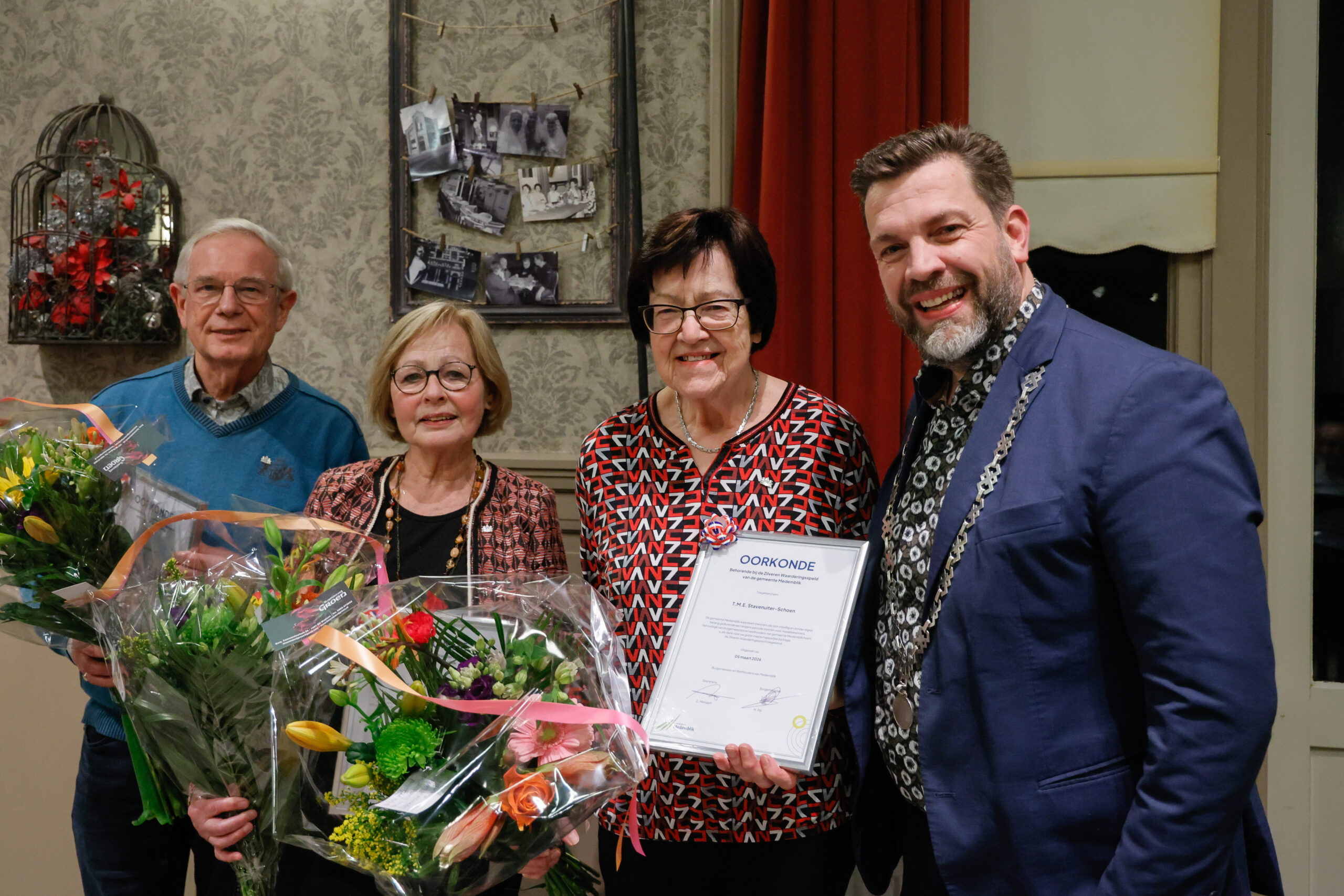Wethouder Gerben Gringhuis reikt waarderingsspeld uit aan vrijwilligers van koor Medemalaca Vocali