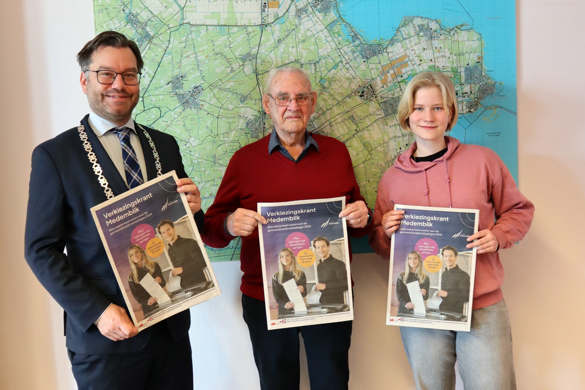 burgemeester Michiel Pijl overhandigt eerste verkiezingskrant aan vertegenwoordigers in Medemblik