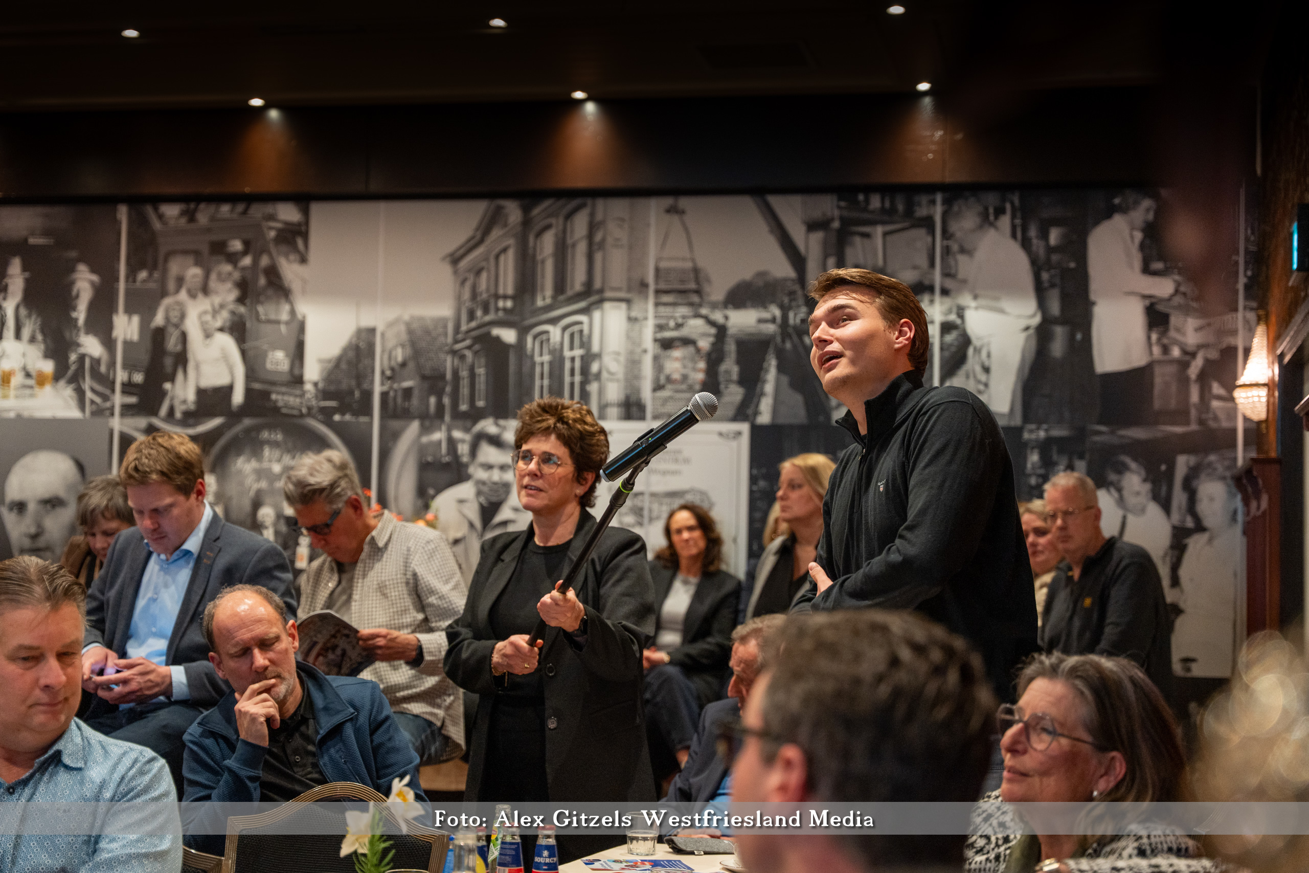 Lijsttrekkers en ondernemers tijdens het ondernemersdebat van OFM in café Stam in Wognum