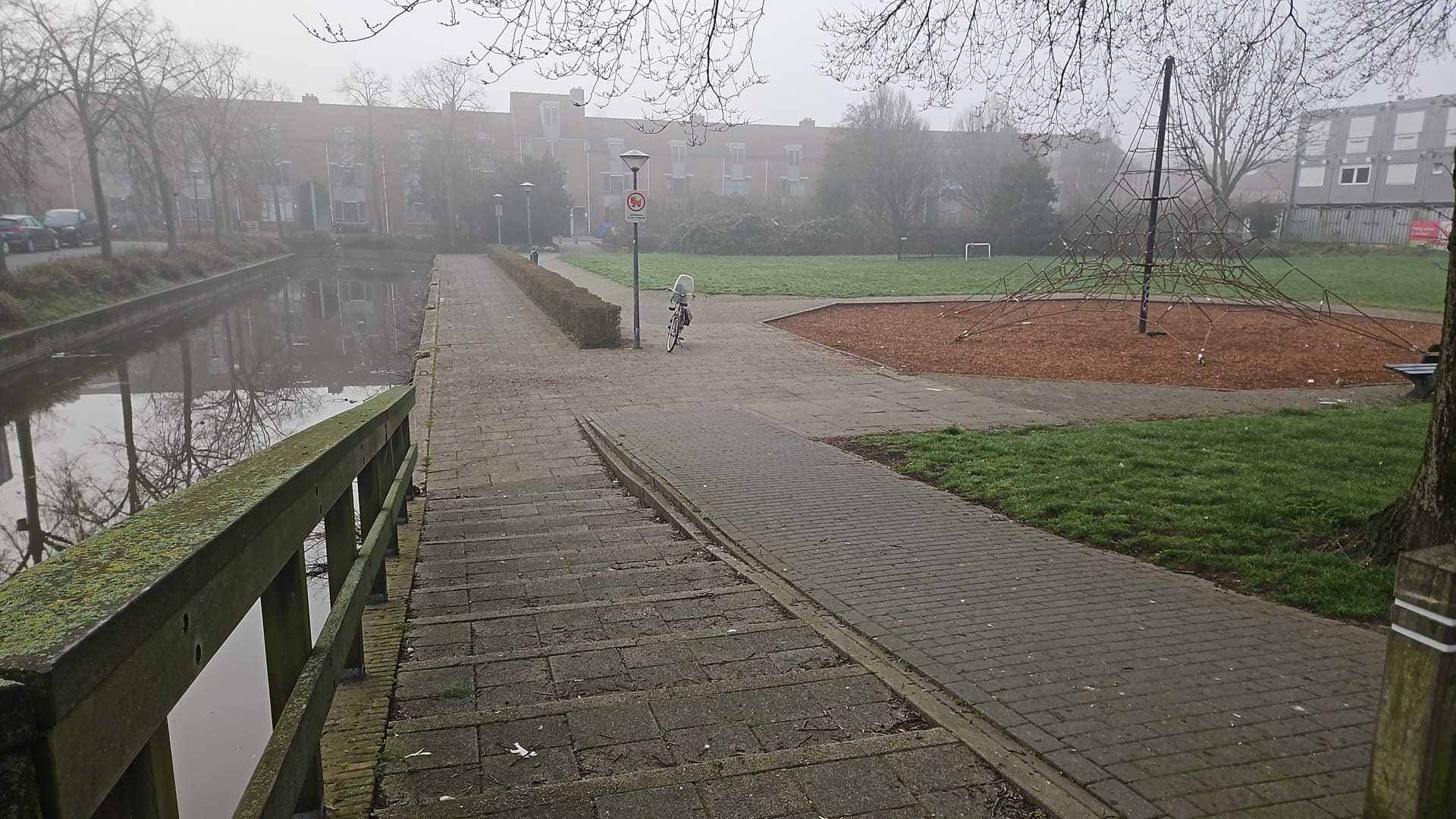 Basketbalplein in de Kersenboogerd in Hoorn naast een gracht waar discussie is over extra veiligheidsmaatregelen