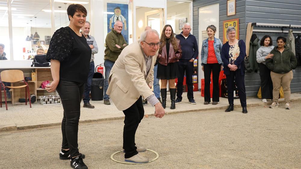 Wethouder Dick Bennis reikt in Zwaag een zilveren sportpenning uit aan Natascha Dorenbos-Boon bij De Bouledozers