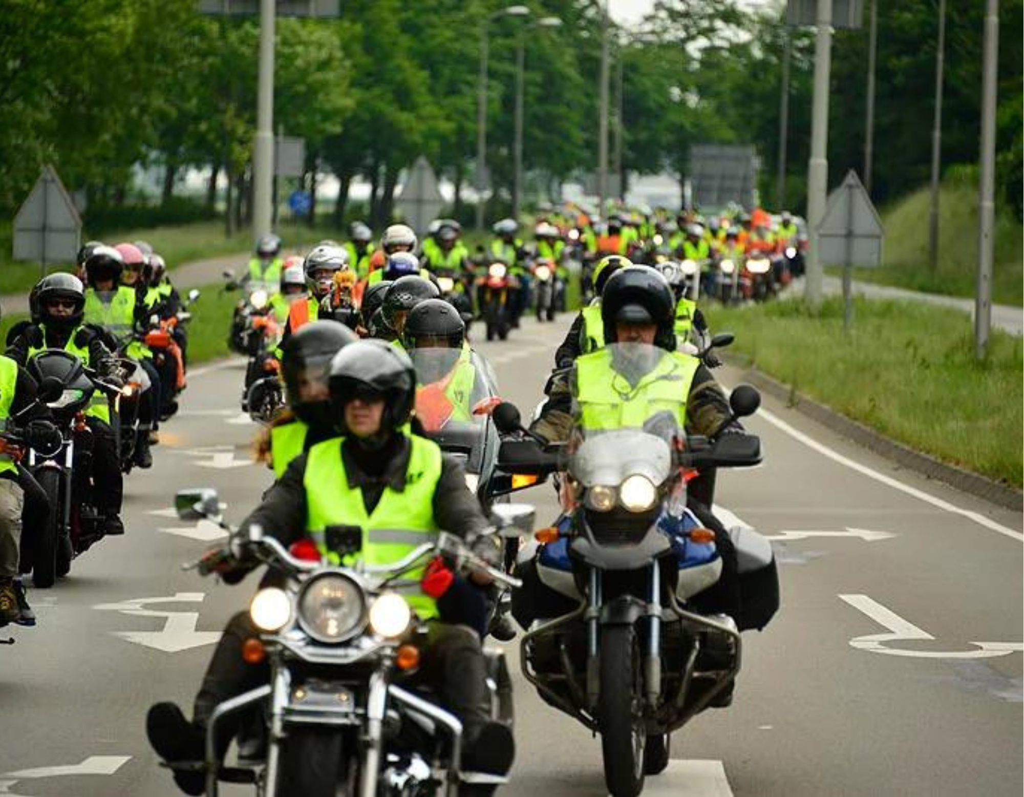 Motorrijders en zijspannen tijdens de Appierun van 2Wheels4Wings