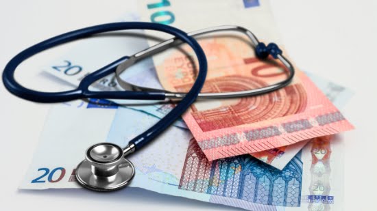 Rekeningen en zorgverzekeringsoverzicht dat stijgende zorgpremies in Nederland symboliseert