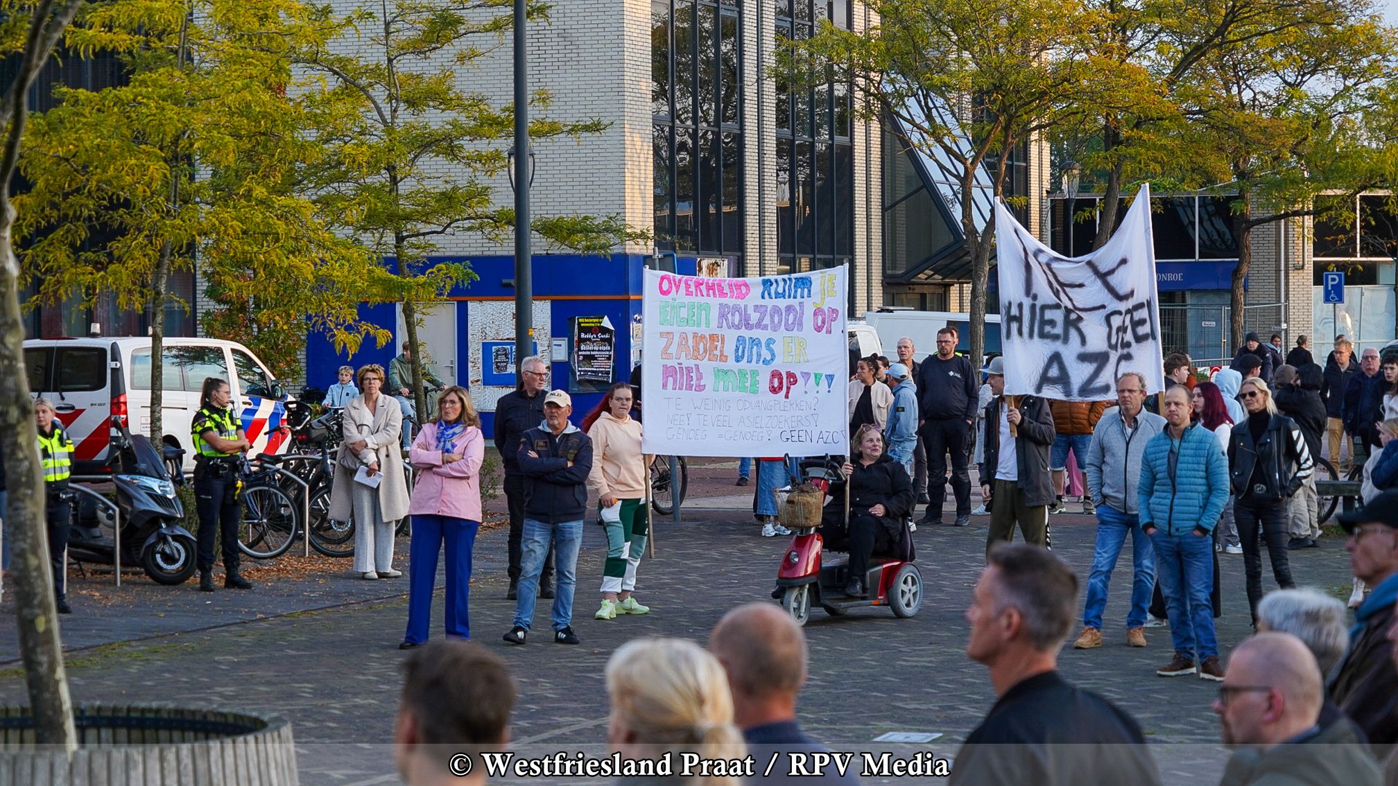 Boze inwoners tijdens een bijeenkomst over de komst van een asielzoekerscentrum in een gemeentehuis
