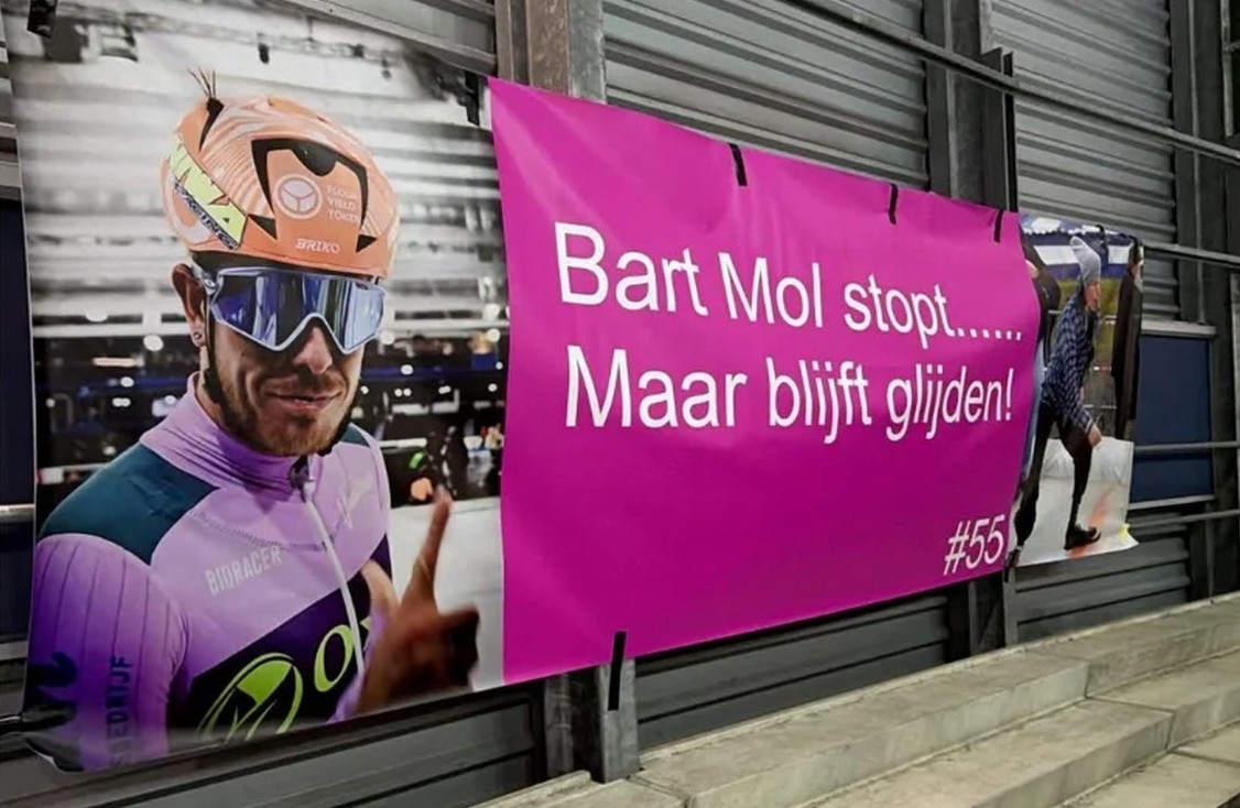Bart Mol tijdens een schaatswedstrijd op natuurijs, vlak voor het afscheid van zijn carrière