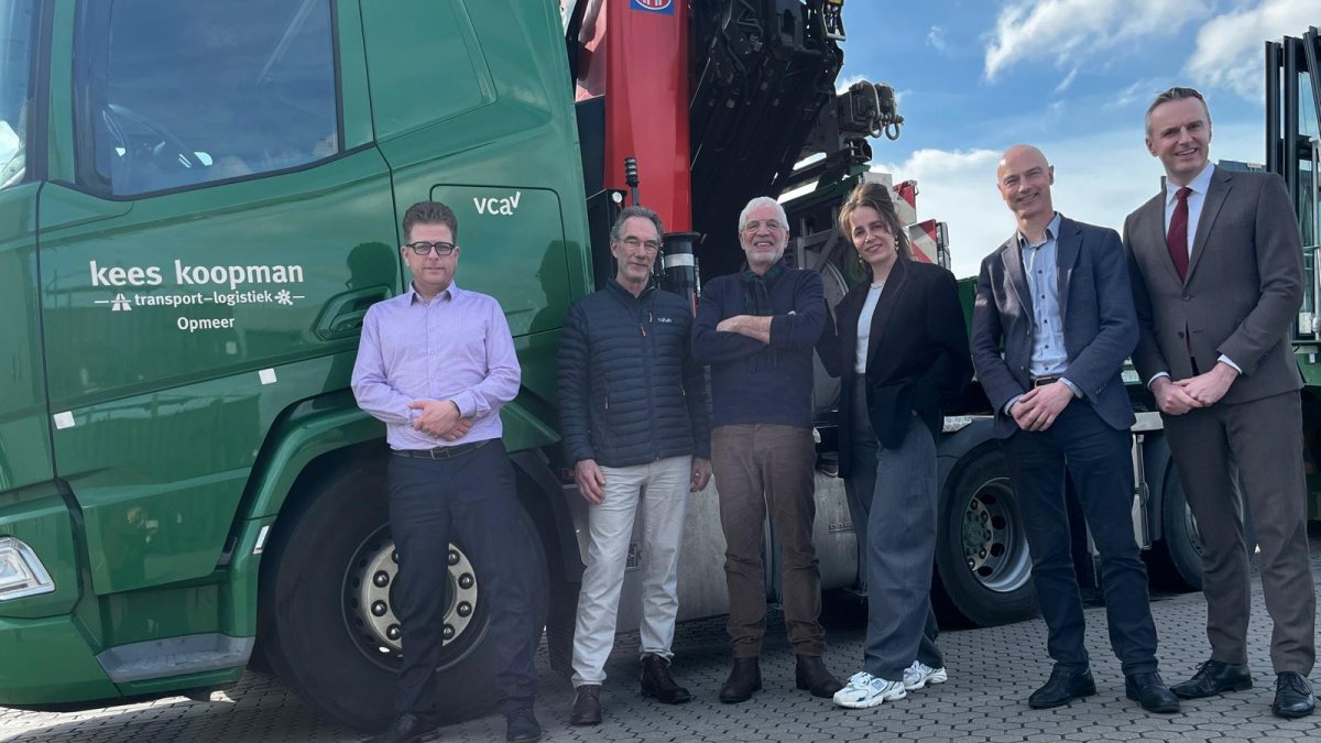 Het college van B&W tijdens een rondleiding bij Kees Koopman Transport BV in Opmeer langs het moderne wagenpark.