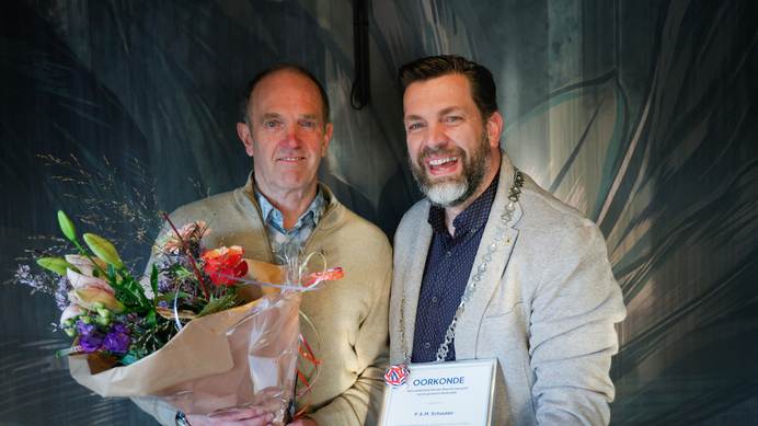 Peter Schouten uit Nibbixwoud ontvangt de Waarderingsspeld van de gemeente Medemblik voor zijn inzet.