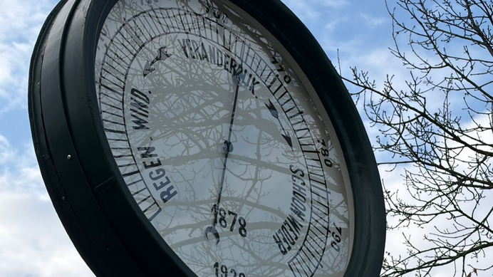 De gerestaureerde historische barometer naast de Kwikkelsbrug in Medemblik